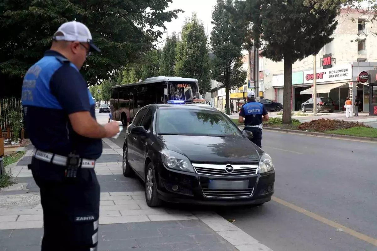 Sakarya Büyükşehir Belediyesi Kaldırımlara Park Eden Araçlara Denetim Yapıyor
