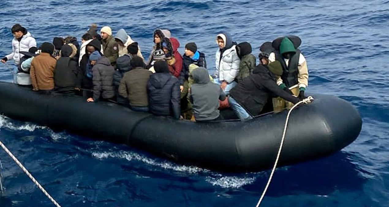 Ege’de soğuk havaya rağmen tıklım tıklım umuda yolculuk